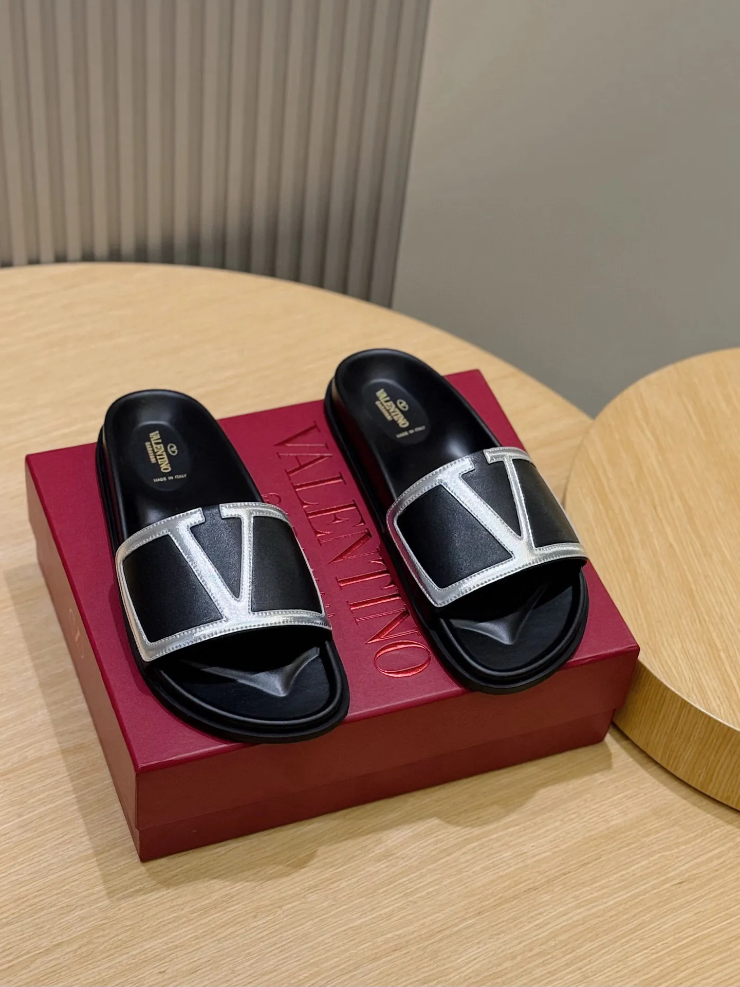 [VALENTINO] Top P: 540💰 Size: 39-44 (customized at 38.45) 🆕2025VLT — Valentino’s latest summer men’s slippers. The use of imported cowhide elements on slippers has been sublimated! It is worthy of recognition both visually and in terms of quality. Excellent quality, comfortable and durable! The embellishment of the perforated V hardware on the toe adds a sense of fashion! Cowhide feet